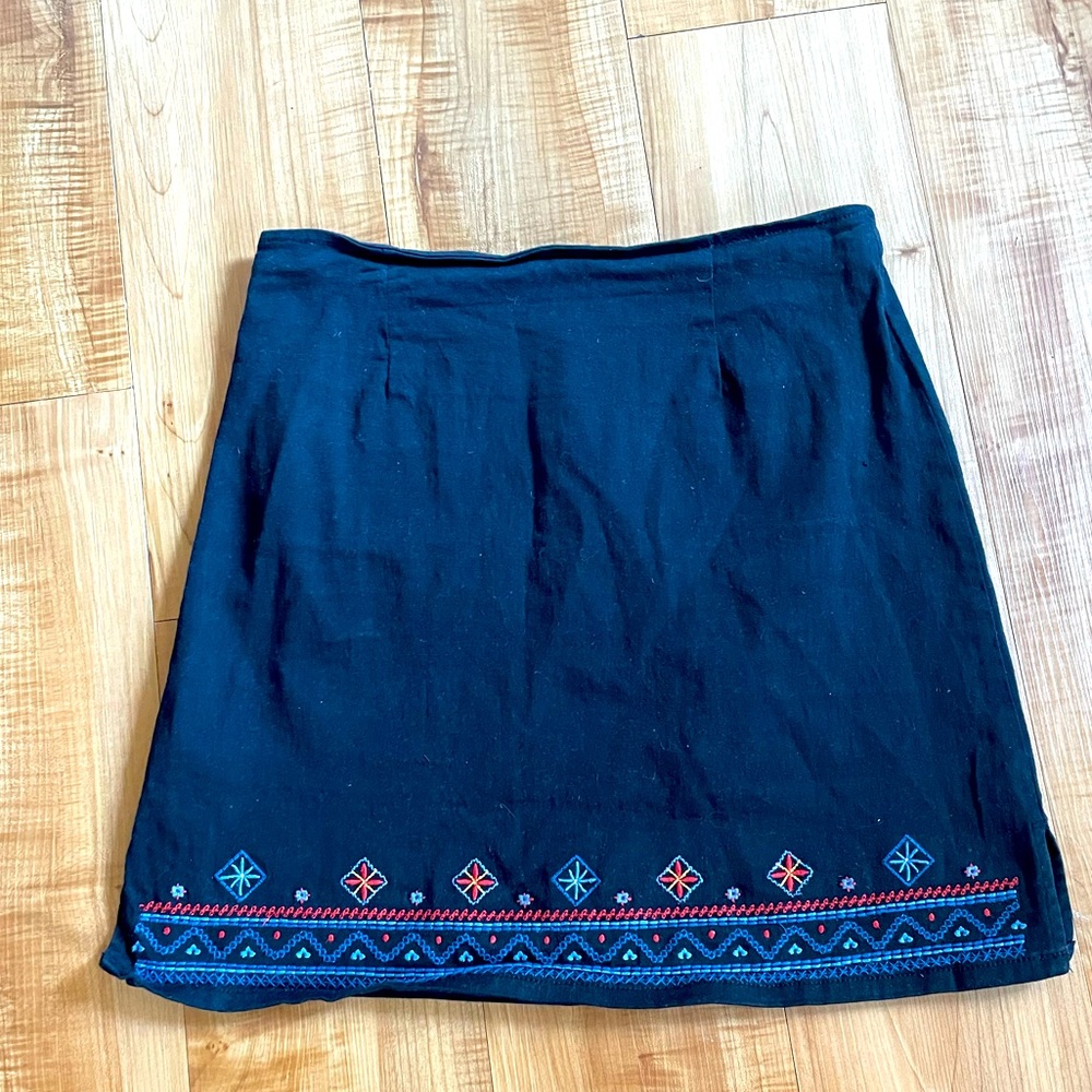 Flower embroidered hem black mini skirt - Picture 1 of 4
